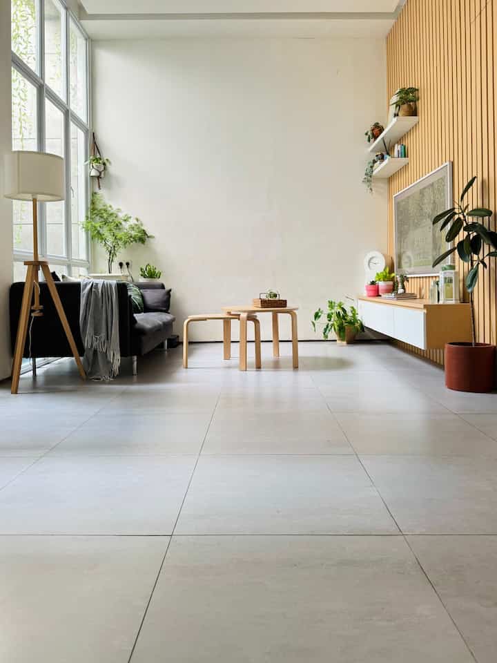 Lantai di Living Room Rumah Semak

Lantai di living room dan sebagian besar lantai satu menggunakan granit tipe matt dengan warna abu-abu berukuran 60x60.

Tidak hanya estetik dan cocok untuk gaya dekor di rumah kami, tapi kami memilih lantai ini karena low maintenance. Lantai tipe ini tidak mudah kotor, mengkilap berminyak dan mudah dibersihkan. Ketika menginjak lantai ini juga tidak ada rasa dingin  di telapak kaki sehingga terasa lebih homey. 

#rumahsemak #modern #industrial #livingroomdecor #flooring 