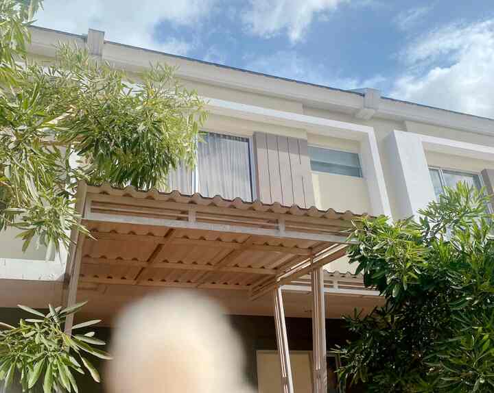 This minimalist style facade came from the developer of the cluster where I live, which can't be changed much, I only added an alderon roof with bsei hollo to protect the car from the hot sun, the color is natural with a touch of light cream brown #inspirasifasadrumah #facadeideas #gayafasad #rumahkecil #rumahminimalis #minimalis #mordern #natural #homestagram