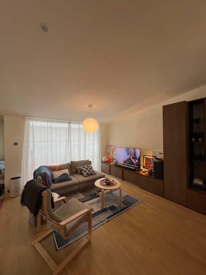 Relay untuk penyegaran! ✨ Sebelumnya di slide terakhir.. #relayout #livingroom #midcenturymodern #livingalone #refreshyourroom