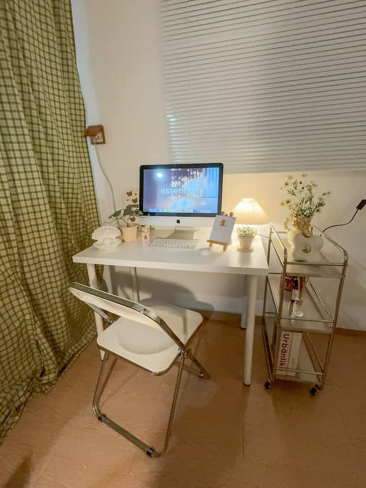 Work desk in night vibes ✨
Dimalam hari aku suka duduk santai di meja kerja ku ini. Bekerja ataupun santai mendengarkan musik. 

#inspirasimejakerja #studydeskidea #workdeskidea #gayamejakerja #inspirasimejabelajar #desksetup #deskdecor #dekorasimejakerja #dekorasimejabelajar 