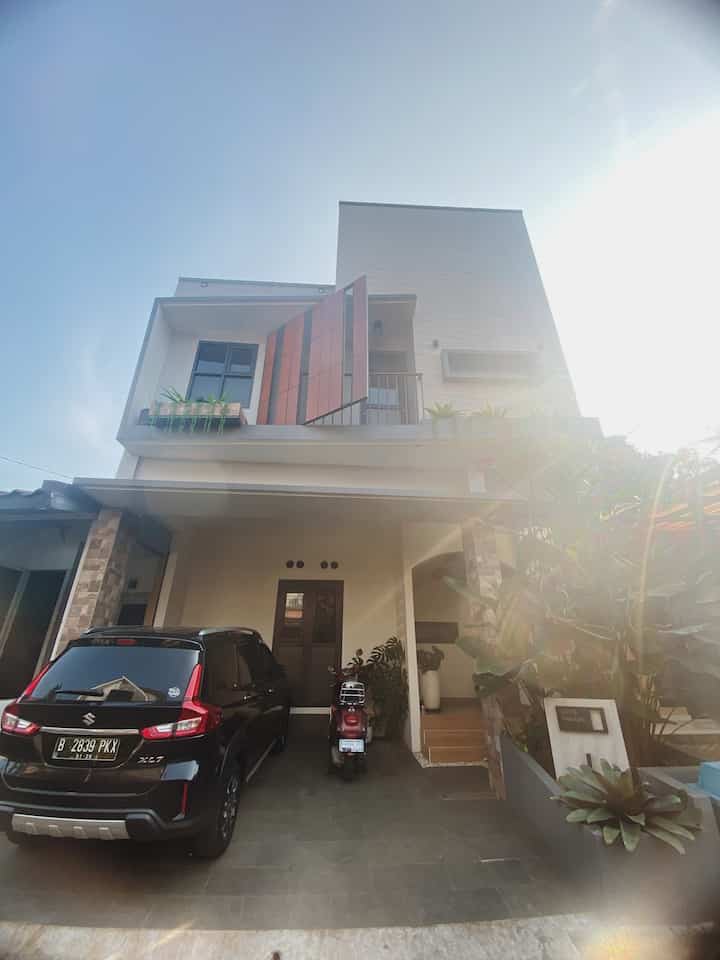 Fasad pagi hari rumah kami. Jangan kaget sama bidang miring diatas yaa. Fungsinya agar kalau sore matahari tidak langsung masuk ke kamar. Ada alasan estetika juga sih biar unik sedikit 😅

#InspirasiFasadRumah
#FacadeIdeas
#GayaFasad
#griyanagari
#fasadrumah
#exterior