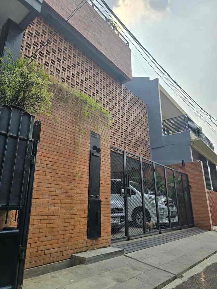 Kami memilih Fasad rumah buaran, full roaster dan bata tempel. Warna yang kami pilih adalah warna alami teracotta. Warna ini juga yang mendominasi bangunan rumah buaran secara keseluruhan. Kombinasi dengan acian abu dan warna-warna natural lainnya. 

#InspirasiFasadRumah #FacadeIdeas #GayaFasad #InspirasiRumah #HomeInspiration #TropicalHouse #RumahBuaran