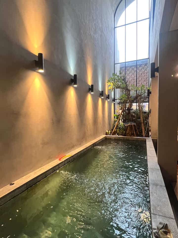 Kolam renang kecil kami ini berukuran 2m x 6m dengan finishing batu alam. Karena kolam ini juga untuk konsumsi pribadi, kami memilih air asin daripada menggunakan full kaporit. Dengan cuaca Jakarta yang seringkali extrim panasnya, berendam di kolam ini jadi alternatif rekreasi buat kami.

#HomePool #Tropicalpool #TropicalHouse #KolamBatuAlam #HomeIdeas #HouseInspiration