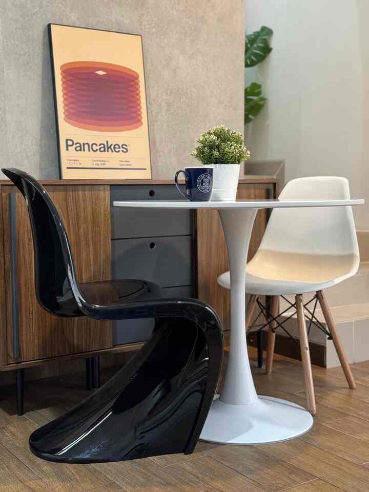 Menyiasati dining area yang sempit dengan mengganti meja makan yg sebelumnya berbentuk persegi panjang dengan meja makan berbentuk lingkaran ⚪️
Walaupun meja makan ini relatif kecil dengan diameter hanya 80cm, namun terbukti dapat menampung dua orang dewasa dan dua anak ✨
Untuk sentuhan dekorasi, kami juga menambahkan kursi makan dengan desain berbeda seperti pantone chair warna hitam yg berbentuk huruf ‘S’ dan kursi putih minimalis.

#diningroomdecor
#diningroomideas
#diningroommakeover
#mejamakan
#mejamakanbulat
#ruangmakan