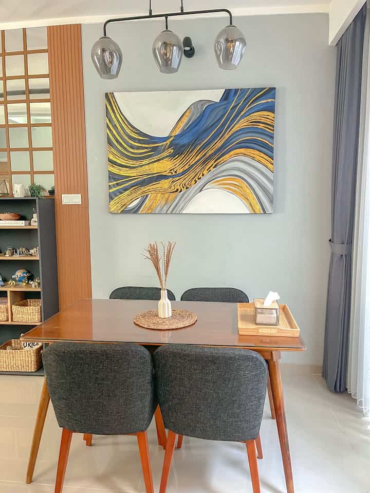 Mendesain ruang makan itu harus pintar. Bagaimana caranya agar suasana makan bisa semakin khusyuk dan bisa menambah kenikmatannya, bukan kebalikannya. Cara kami adalah dengan membuat ruangannya simple tanpa terlalu banyak aksesoris. Pencahayaan juga kami desain sedemikian rupa agar lebih hangat dengan lampu gantung tepat diatas meja makan. Buat kami suasana ruang makan sekarang membuat kami makan lebih nikmat.
#DesainRuangMakan #DiningRoomDesign #SimpleDiningRoom #RuangMakanCantik
#DiningRoomMakeover
#MejaMakanKayu
#WoodDiningTable