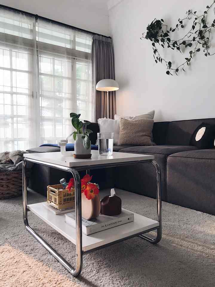 Dulu aku suka banget dengan rumah konsep scandinavian. Setelah pindah dan menempati rumah ini 5 tahun lalu, home styling di rumah bergeser ke mid century modern. Dengan penataan barang-barang yang masih simple tapi ada pop up warna-warna cerah dan vivid. Pergeserannya masih terus berproses tapi jelas arahnya menuju mid century modern. Tapi rumahku ga hanya terpaku dengan satu jenis konsep saja, tiap ruangan disesuaikan dengan seleraku maunya apa. 

#OClassInteriorStyling #homestyle #midcenturymodern #ikeahome #indoorplants #gameroom