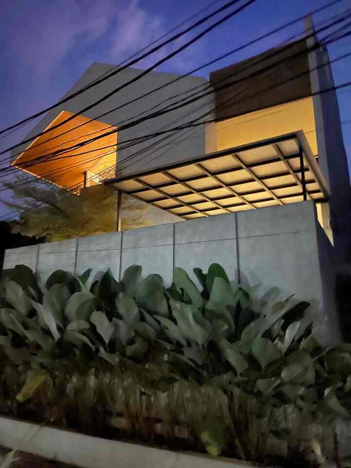 Facade dirumah pojok suasana malam hari dan siang hari. Untuk facade Kami menggunakan bata tempel sebagai aksen utama, cat dinding berstektur dan untuk pagar serta kusen menggunakan warna hitam.
_
#InspirasiFasadRumah
#FacadeIdeas
#GayaFasad
#Facadedirumahpojok
#Dirumahpojok
#HouseInspo