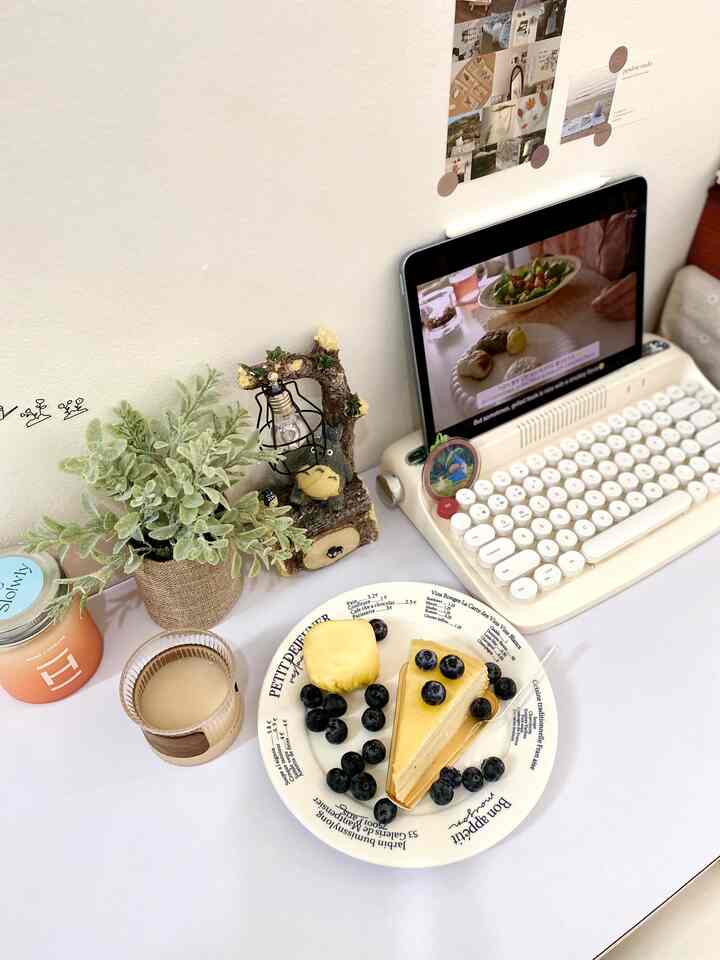 Mille crepes cake, cafe style, with various aesthetic decorations.

#diningdecoration #dekorasimejamakan #homecafe #homecafedecor #dekorasiestetik