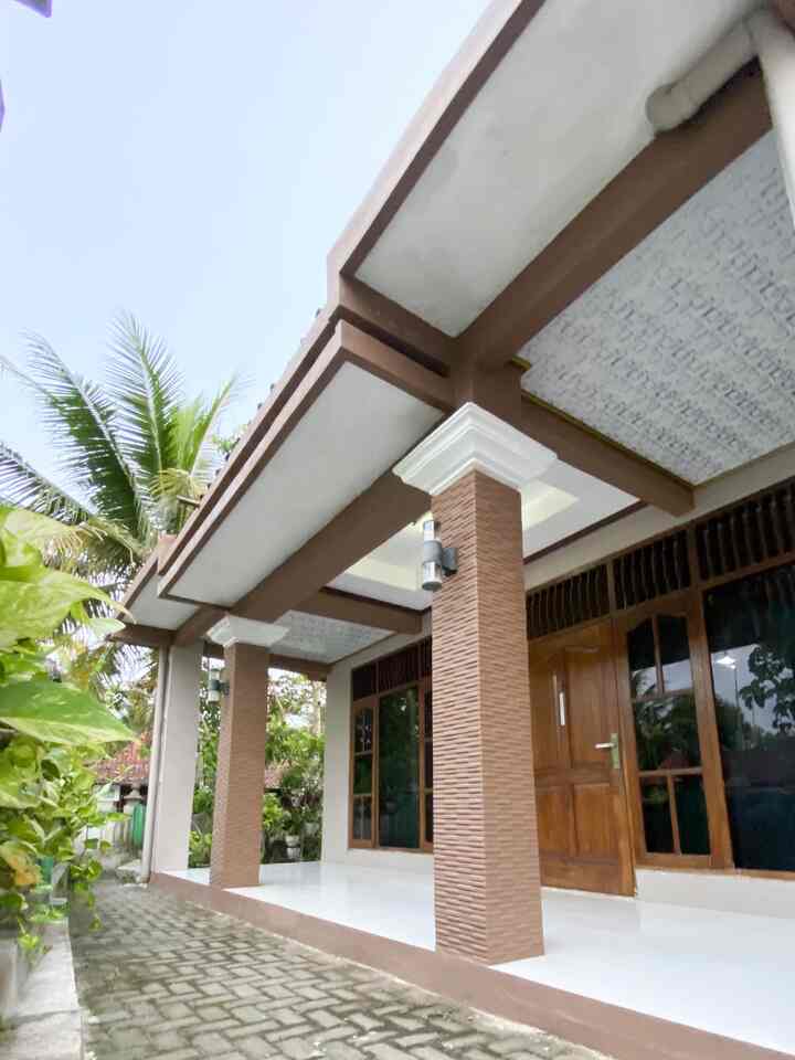 Keputusan kami dalam memilih palet warna yang kohesif untuk fasad rumah gaya jawa modern dengan memadukan warna cream untuk tembok dan coklat pada tiang penyangga. 

#InspirasiFasadRumah #FacadeIdeas #GayaFasad #gayajawa #rumahminimalis