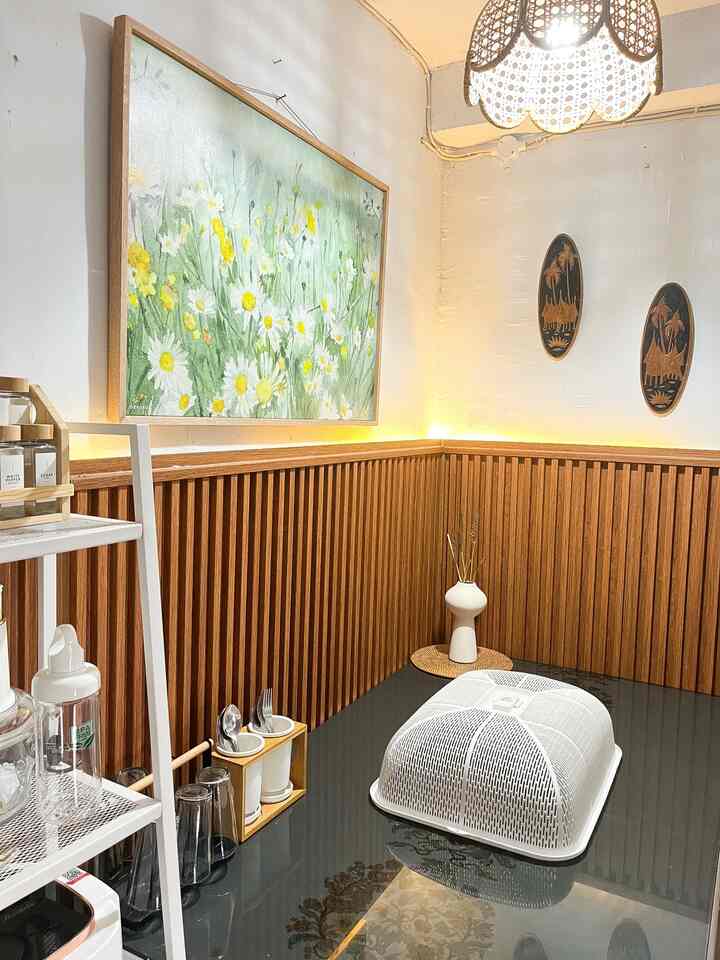 Salah satu spot favorit dirumah, meja makan yang sangat sederhana ini didekorasi berbagai dekor yang wajib kita punya, silahkan di cek ya tiap slidenya 🥰✨

#InspirasiRuangMakan
#RuangMakanIdeas
#GayaRuangMakan
#MejaMakan 
#DiningRoom