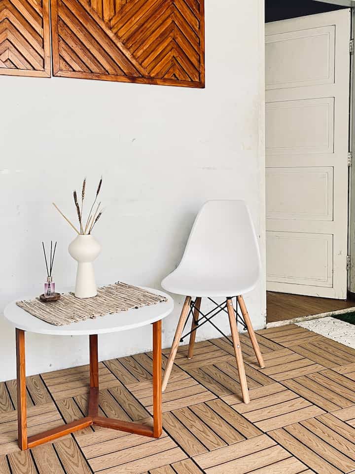 Teras Rumah yang masih sangat jauh dari kata sempurna ini, tapi tetap aku imbangi dengan dekor ala kadarnya, dimana lantainya aku pakaikan decking wood untuk memberi kesan estetik, begituoun dindingnya aku pasangnya pigura wood juga, kursi dan meja yang juga punya nuansa wood, segini aja sudah buat nyaman sekali terasnya 🥰

#TerasRumah
#IdeTerasRumah
#GayaTerasRumah
#DesainTerasRumah
#RumahSederhana #RumahMinimalis
#RumahKecil 
#DekorasiTerasRumah