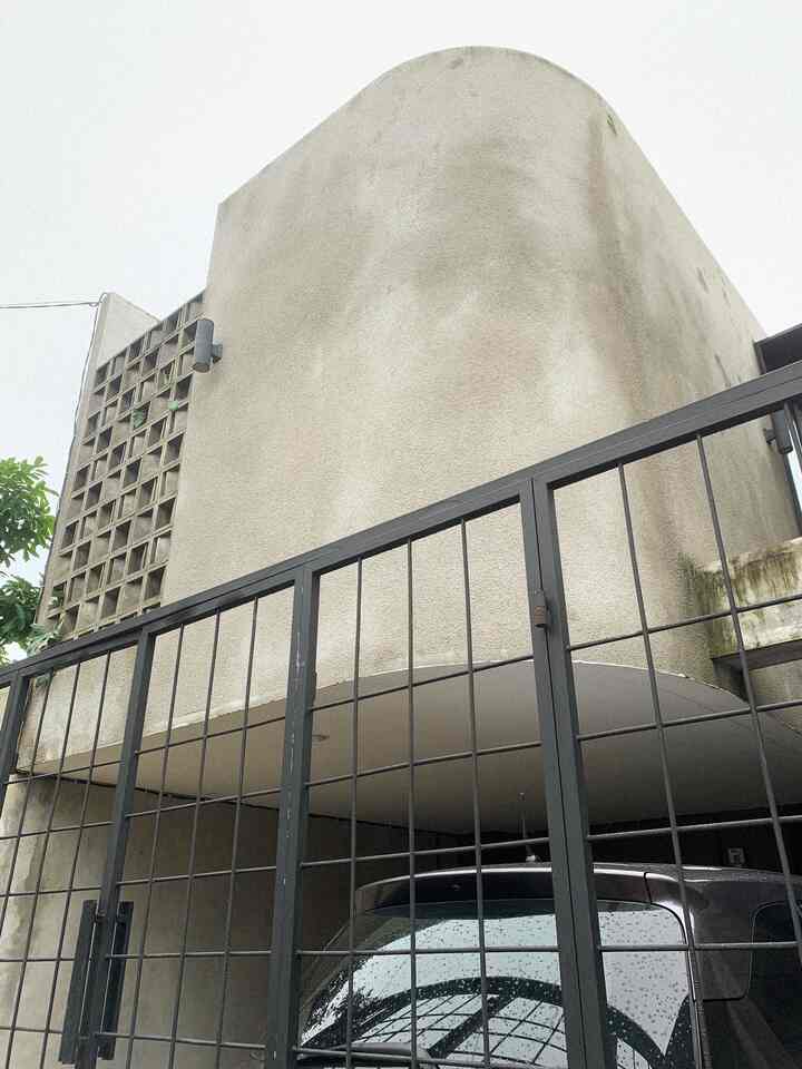 Pemilihan fasad kami request untuk tidak terekspos ketika kami berkegiatan didalam rumah.
Karena kebetulan perkumpulan para introvert yg tinggal dirumah ini, jadilah seperti rumah ansos 🤣
Tapi aslinya kita welcome kok ☺️
#InspirasiFasadRumah
#FacadeIdeas
#GayaFasad
#FasadRumahIndustrial
