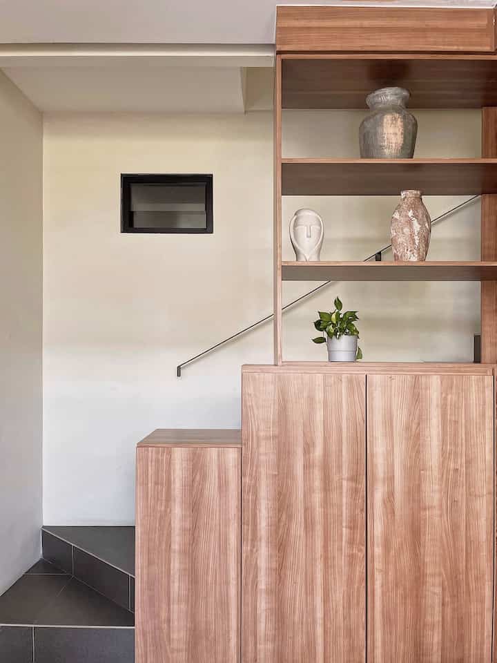 ☀️Foyer☀️ 

Foyer lantai 1 (slide pertama) naik menuju area foyer rumah kami di lantai 2. Area ini rencananya akan dipergunakan untuk area duduk-duduk semi outdoor dengan menggunakan sofa outdoor yang lebih santai dan nyaman dengan kapasitas duduk 4-5 orang, tapi karena saat ini kami belum menemukan sofa outdoor yang cocok maka untuk sementara kami masih menggunakan kursi taman yang sudah ada dari rumah lama kami sebelum nya. Aku menambahkan tanaman monstera sebagai tambahan untuk mendapatkan sentuhan tropical.
_
#Foyer
#FoyerDirumahpojok
#FoyerInspo
#SemiOutdoor
#homestyling
#Foyerdecor
#ModernTropical