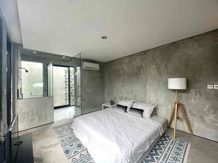 Kamar utama dimana kami tidur, mandi, bermain, mengobrol dan segala macam hal.
#rumahindustrial
#rumahtumbuh
#idekamar
#bedroom
#bedroominspo
#bedroomideas
#industrialvibe