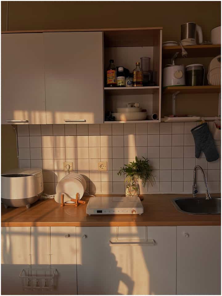 4 barang dekoratif yang matching dengan dapurku yang bernuansa japandi..
1. Yang pertama tentu saja kitchen set knoxhult dari ikea, look nya sudah sangat japandi dengan top berwarna natural dan kabinet putihnya..

2. Kabinet atas dapur dari Pira yang berwarna full putih juga menunjang tema kitchen japandi kami.

3. Rak piring bambu dan piring bewarna putih senada dengan kitchen set.

4. Peralatan masak kami yang juga bernuansa putih yaitu kompor induksi neozen putih dan rice cooker philip yang bewarna putih juga. 

#OClassinteriorstyling
#Homestyle