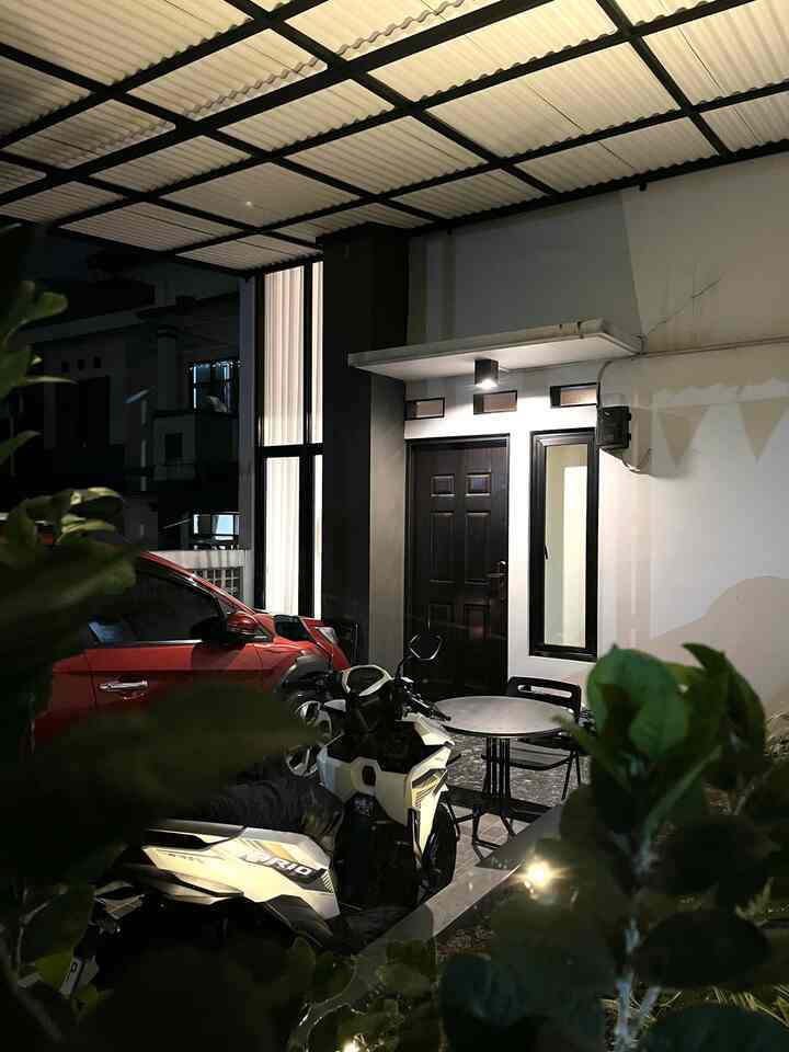 Facade at night ✨

Sebenarnya lighting di area fasad rumah ini sederhana, hanya menggunakan lampu downlight dan lampu sorot taman saja. Ada tambahan aksen karena ada jendela besar yang hanya dikasih vitrase. 

Dalam memilih warna lampu, kami selalu memilih warna lampu natural white atau warm white supaya ambiencenya terasa lebih nyaman. 

#InspirasiFasadRumah
#FacadeIdeas
#GayaFasad
#FacadeAtNight
