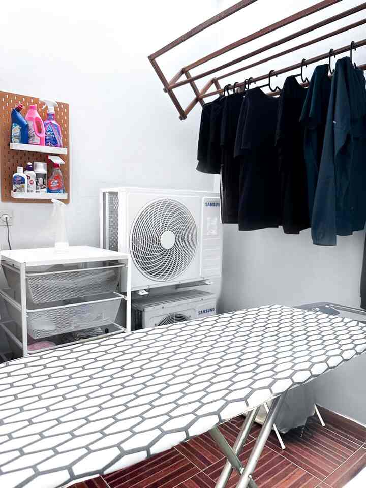 Jauh dari kekacauan di bawah, tempat laundry rooftop kami mengimbangi siklus rumah tangga kami yang tidak pernah berakhir.

Dengan ruang luas yang didedikasikan untuk seni menggantung, deretan gantungan berjejer di cakrawala, siap menampung banyaknya pakaian sehari-hari dari kesibukan lima penduduk.

#ruang cuci baju
#cucian
#theABChaven