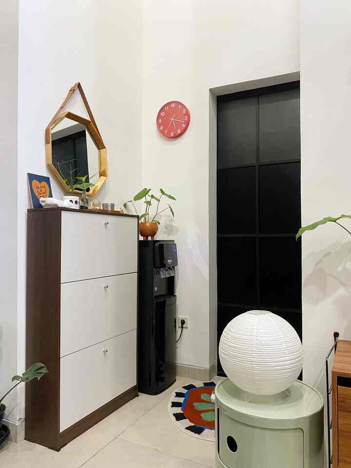 Ini adalah area tempat sepatu dan dispenser dirumahku. Karena ruangan terbatas, aku memanfaatkan area depan kamar mandi dan depan pintu kamar utama sebagai area simpan. Karena terlalu kosong jika hanya diberi rak sepatu, aku menambah cermin dan pernak pernik dekorasi diatasnya agar terasa lebih dinamis. 🧡 #raksepatu #mejafoyer #tinyhouse #36m2 #tipe36 #rumahmungil