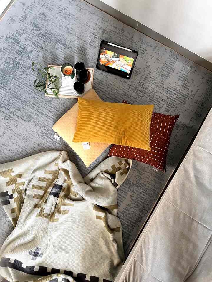 Salah satu kegiatan fav di hari libur adalah dengar lagu atau nonton film fav sambil menikmati teh hangat. 

Btw nampan yang aku pakai ini sebenarnya wall art loh. Tapi kenapa ga sesekali dipakai jadi nampan jugaa 😆. 


#FavoriteTime 
#FavoriteMoment
#MeTime
#LivingRoom
#TinyHouse