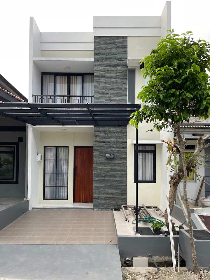 Fasad rumah yang baru saja dipasang carport, teras dan kanopi, masih terlihat berantakan dan tentunya masih perlu disempurnakan lagi.
Rencananya kami akan menempatkan beberapa tanaman di area teras namun butuh waktu untuk hunting tanaman hias.
So, jangan sampai terlewat postingan rumah kami berikutnya.



#inspirasifasadrumah
#facadeideas
#gayafadad
#rumahminimalis
#homeideas
#inspirasirumahminimalis