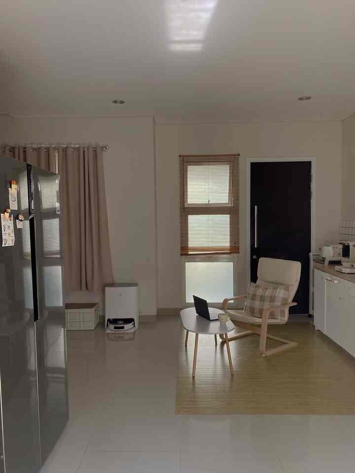 siang hari di living room campur dapur 😆✨

konsisten dengan warna white & wood dan pernak pernik pemanis seperti tableware ala korea yang mayoritas warnanya soft pastel.

#InspirasiLivingroomRumah 
#LivingroomIdeas #GayaLivingroom