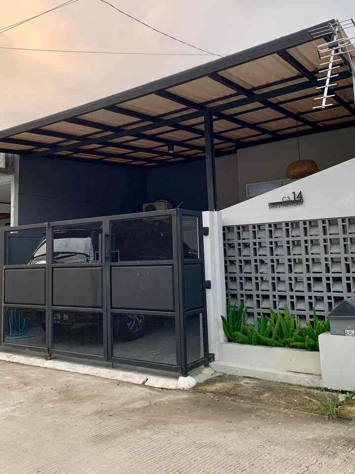 Fasad ganteng versi AT house✨

Fasad AThouse di dominasi warna abu muda, abu tua, putih dan juga hitam.
Fasad bawaan developer ini kami beri tambahan kanopi alderon dan pagar dengan bahan expanded dan plat besi.
Secara look fasad ini bergaya industrial🤍

#InspirasiFasadRumah #FacadeIdeas
#GayaFasad #RumahSubsidi #TinyHouse