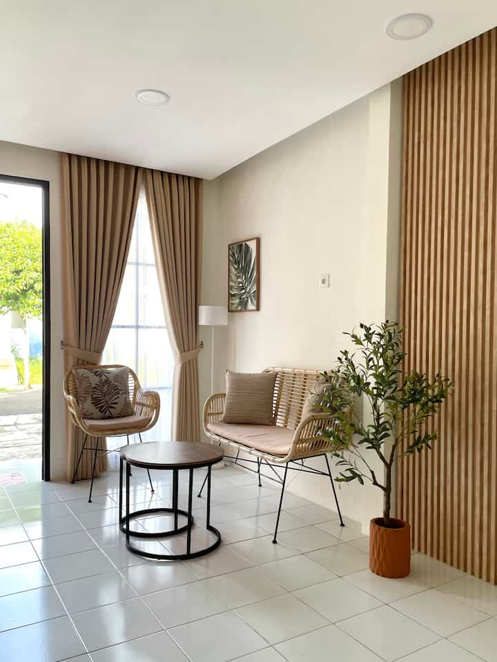Ruang tamu dirumah minimalis ini kami maksimalkan dengan menempatkan kursi rotan yang akan membuat ruangan ini terkesan lebih luas. 
Rencana awal sebetulnya kami sudah memikirkan kursi sofa namun setelah kami melakukan pengukuran ulang ternyata jika dipasang kursi sofa maka ruangan akan semakin sempit. 
Semoga postingan ini menginspirasi. 



#livingroom
#ruangtamuminimalis
#livingroomideas
#kursirotan
#furniturinterior 
