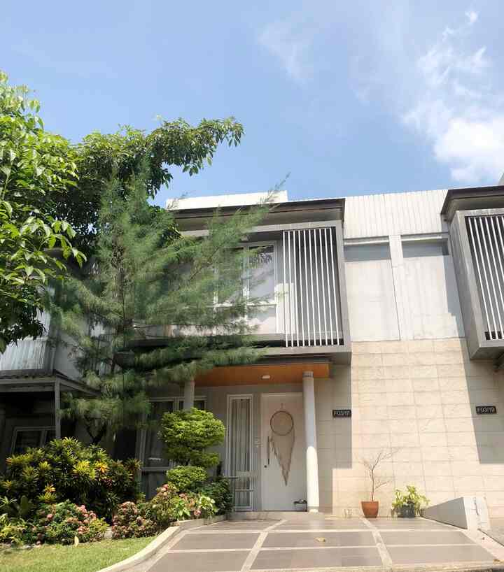 Fasade Dengan konsep minimalis dan clean 
Di rumah ini adalah salah satu hal yang membuat kami jatuh cinta dan memutuskan untuk membeli rumah ini. 
Kami menghiasnya dengan dream chacter besar sebagai vokal point yang membedakan rumah kami dengan rumah yang lain. Serta memilih warna kursi dan meja teras yg senada dengan warna rumah. 

 #InspirasiFasadRumah #Facadeldeas #GayaFasad #sunnyday #rumahminimalis #hasadminimalis 