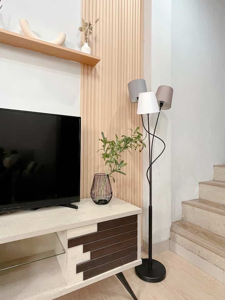 Beberapa dekorasi sudut dirumah.shacca 🤎

Slide 1 : sudut ruang tv, dengan konsep minimalis japandi dengan aksen kayu yg simpel

Slide 2 : area tangga yg di decor dengan wall moulding . Area tangga ini ukurannya 4 x 6m.
Penambahan wall moulding agar area tangga terkesan lebih luas

Slide 3 : area sudur ruang tamu, dengan penambahan pohon olive artificial supaya menambah kesan manis di pojok ruang tamu

Slide 4 : area teras rumah , yg di decor dengan pemasangan woodpanel serta penambahan cermin dan bench kayu agar area teras lebih santai

#inspirasisudutrumah
#designsudutrumah
#inspirasirumah
#rumahminimalis
#dekorasitangga
#dekorasisudutrumah
#dekorasiterasrumah
#dekorasiminimalis