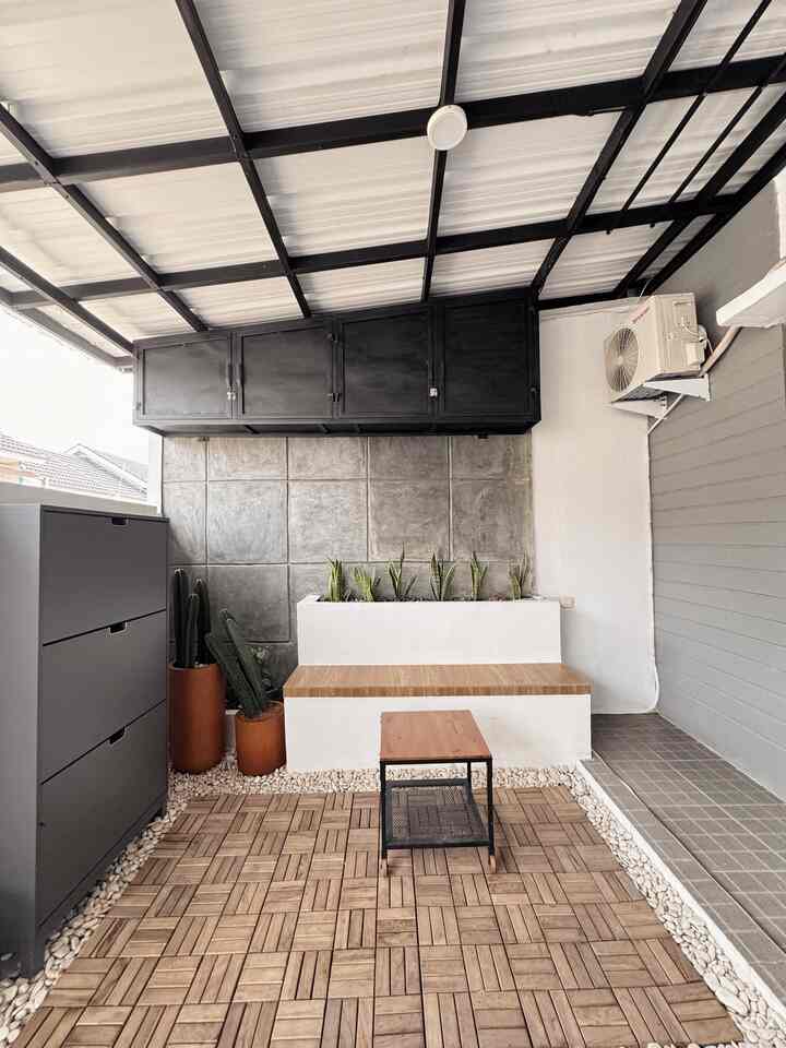 Ide teras dirumah segaris

hai tetangga ... 
kali ini aku mau share beberapa upgrade printilan dekorasi taman kering dirumah segaris ku . gak banyak yg berubah memang , disini aku memutuskan utk menambahkan tanamanya yg mudah utk dirawat seperti kaktus & lidah mertua . 

semoga menginspirasi ✨

#tamankering
#ideterasrumah
#terasrumahinspo
#japandihome
#homecafe 
#homestagram 
#Rumahbahagia 
