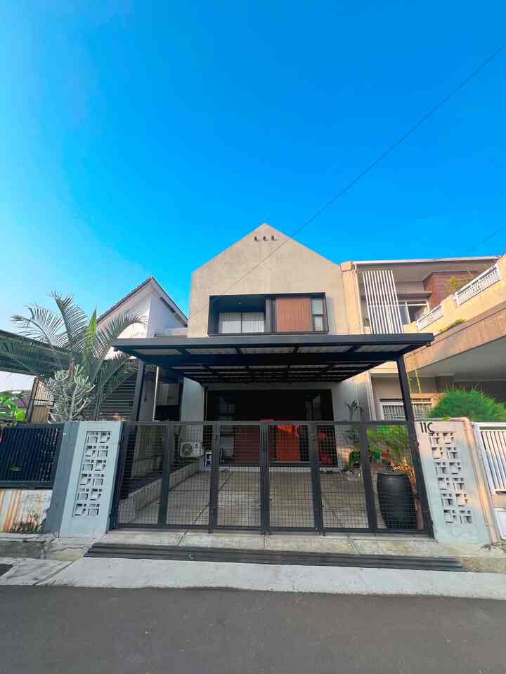 .FASAD.

Jatuh cinta pada pandangan pertama waktu liat desain fasad ini,,
Tema industrial, simple , dan keliatan luas buat lebar rumah cuma 6 meter ini,,
Jujur ga banyakndekorasi di fasad rumah karena masih bingung mau diapain,,
Ada kursi beton d teras rumah buat duduk2 kalau ada tamu yang mau nongkrong depan rumah,,
Tanaman cukup minimalis, cuma ada kaktus lilis,calathea di taman minimalis,,
Depan pintu biar ada ijo2 ditambahin karet kebo sm monstera kecil yang gemes,,

#InspirasiFasadRumah
#FacadeIdeas
#GayaFasad
#FasadIndustrial
#FasadMinimalis