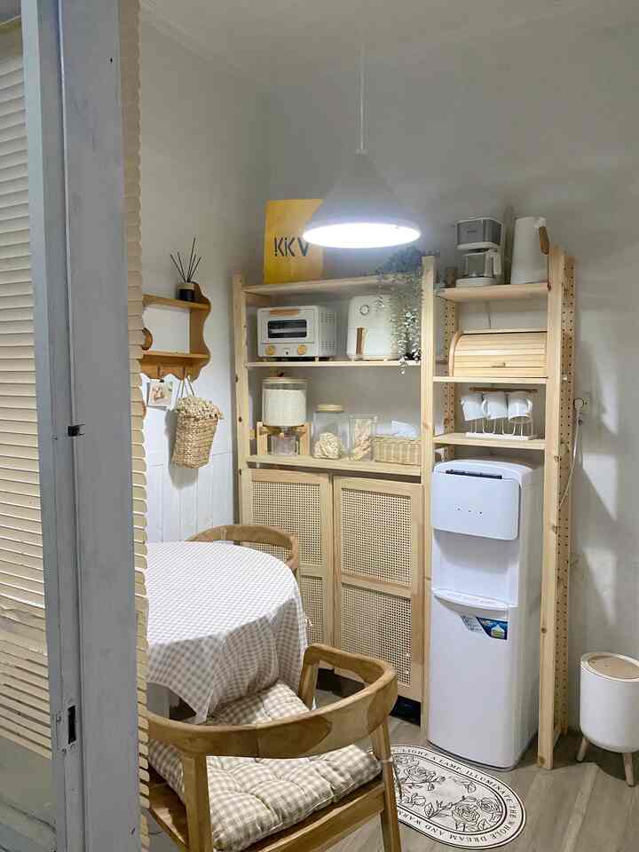 Haloo haii selamat datang di rumah dinas adiba
Inspirasi ruang makan ukuran 2x2 meskipun mungil tapi klo di tata sedemikian rupa bisa buat menaruh banyak barang dapur di ruangan ini
Aku pake rak ivar ikea yg bisa di sesuaikan denan kebutuhan kita. Rak ivar ikea ini bisa untuk menyimpan elektronik dapur seperti air fryer, oven dispenser jg bisa di taruh untuk menyimpan storage beras, toples, tissue dan storage makanan dari bambu

Untuk meja makannya aku pake yg bulat dengan diameter 80 cm dan 2 kursi sudah pas untuk keluarga kecil kami ☺️☺️
#inspirasiruangmakan #dekorasidiningroom #diningroomminimalis #idedekorasiruangmakan #ruangmakanminimalis #rumahpedesaan #rumahmungil #rumahdinas