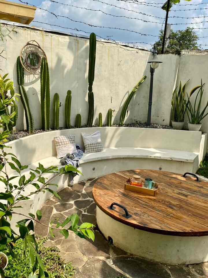 Backyard

Area backyard yang saat ini lumayan rimbun
Kami buat desain setengah lingkaran
Mejanya bisa kami fungsikan untuk perapian jika tutupnya di lepas

Semoga menginspirasi
#backyardideas #tamanbelakang #inspirasitamanbelakang #ruangsantai #idetamanbelakang #backyard