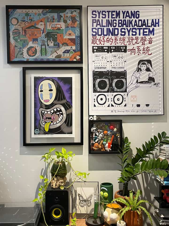 Gallery wall update, macrame yang sebelumnya ada di dinding saya ganti dengan beberapa framed artprint dari illustrator favorit saya. #gallerywall #dindingseniruangtamu #dindingseni #livealone #smallhouse #smallhome #rumahcluster #livingroomideas #inspirasidindingseni 