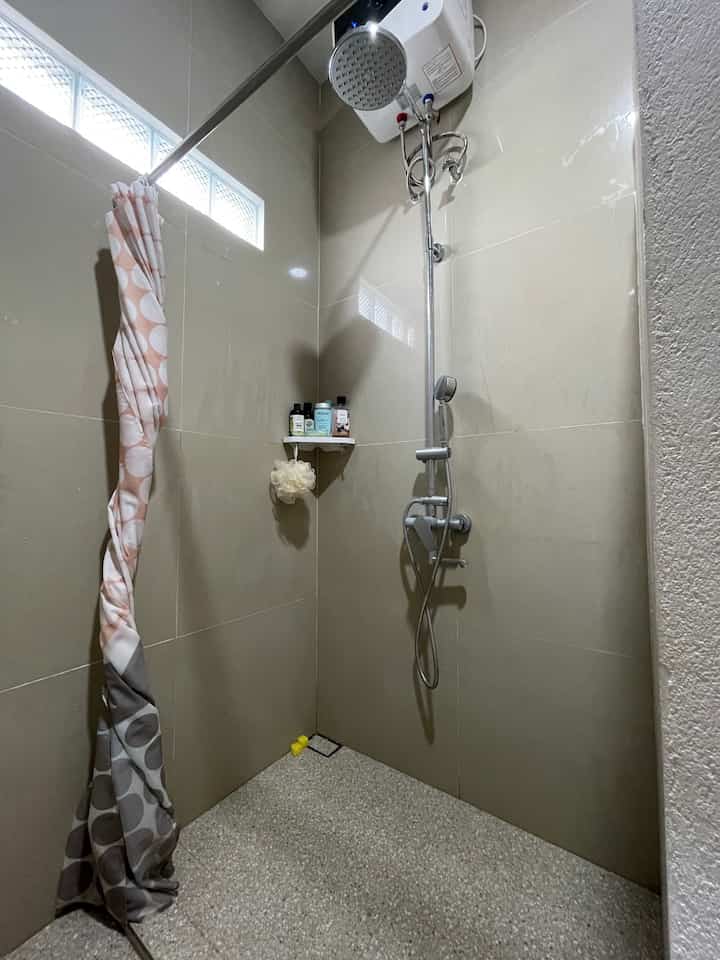 Kamar Mandi dan Laundry Room yang masih perlu banyak perbaikan, namun yang selama ini sudah sangat membantu kegiatan bersih-bersih badan maupun pakaian. 

#BathroomStylingIdeas #InspirasiShower #GayaDekorasiLaundrySpace #IdeDekorKamarMandi #LaundrySpaceAtHome