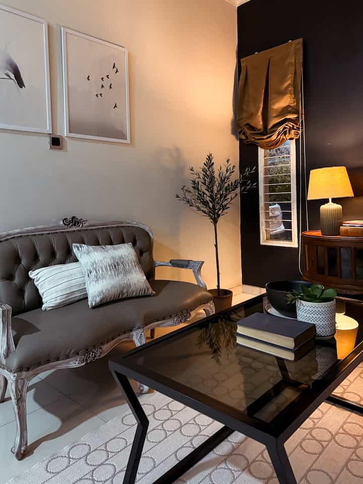 Mid Century Living Room.

Area living room kami dekor dengan style Mid Century.Styling ini terlihat pada benda dekorasi:

1. Furniture kayu jati yang sering dipakai pada era Victoria,namun dipilih desain yang sederhana elegant.

2. Dinding warna bold (hitam) di salah satu sisi,sebagai point of view memajang lukisan semi modern.

3. Koleksi vas dan lampu meja dengan bentuk sederhana namun artistik bentuk bulat,warna putih,abu,coklat tidak ada corak yang berlebihan.

4.Buku buku klasik koleksi bacaan kami sebagai objek dekoratif diletakkan di atas meja.Karena kami hobi membaca,sehingga kami tidak memakai dummy book.  #OClassinteriorstyling #Homestyle #PhotoCompetition #MidCentury #lLivingRoom
            
            
            
           