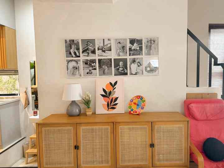 Tampilan baru area foyer. Sebelumnya aku pasang dekorasi kanvas, nah aku mau ubah dikit dengan diganti foto2 keluarga. Menurut tetangga, lebih baik dekorasi apa foto2 yahh? Atau malah better cermin bulat? Kalau ada saran boleh bgt yah. 

#AreaFoyer
#FoyerDecorIdeas
#LivingRoom
#WallGalery
#FotoKeluarga