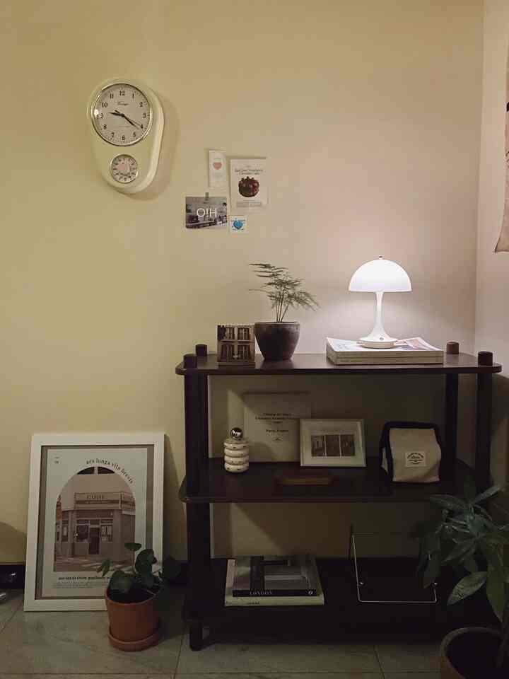 Lagi suka banget sama Night Vibe dikamar belakangan ini 🌙
Komplit dengan printilan serba vintage bikin suasana makin warm, ngedukung banget buat ruanganku yang serba coklat dan ada sentuhan jadulnya ini. Ngga lupa buat nambahin beberapa taneman biar suasana juga fresh dan ngga monoton.

#nightvibesidea
#bedroomcorner
#inspirasidekorasikamar
#vintagedecoration
#aestheticcorner
#aestheticroom