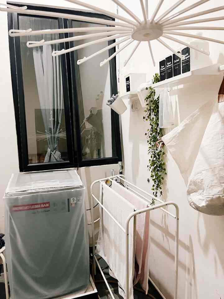✨WHITE LAUNDRY ROOM✨ 

Laundry room minimalis yang masih dalam tahap renov banyak. Pemilihan warna dan sedikit aksen tanaman artificial jadi pilihan kami biar area inj terlihat lebih luas lagi ❤️❤️ 

Penggunaan botol sabun yang seragam juga jadi dekorasi di area ini supaya terlihat rapih 🫶🏻🫶🏻 semoga menginspirasi 

#laundryroom 
#areacuci #laundryarea #ruangcuci #rumahminimalis #rumahindustrial #whitelaundryroom #industrialhouse #japandihouse