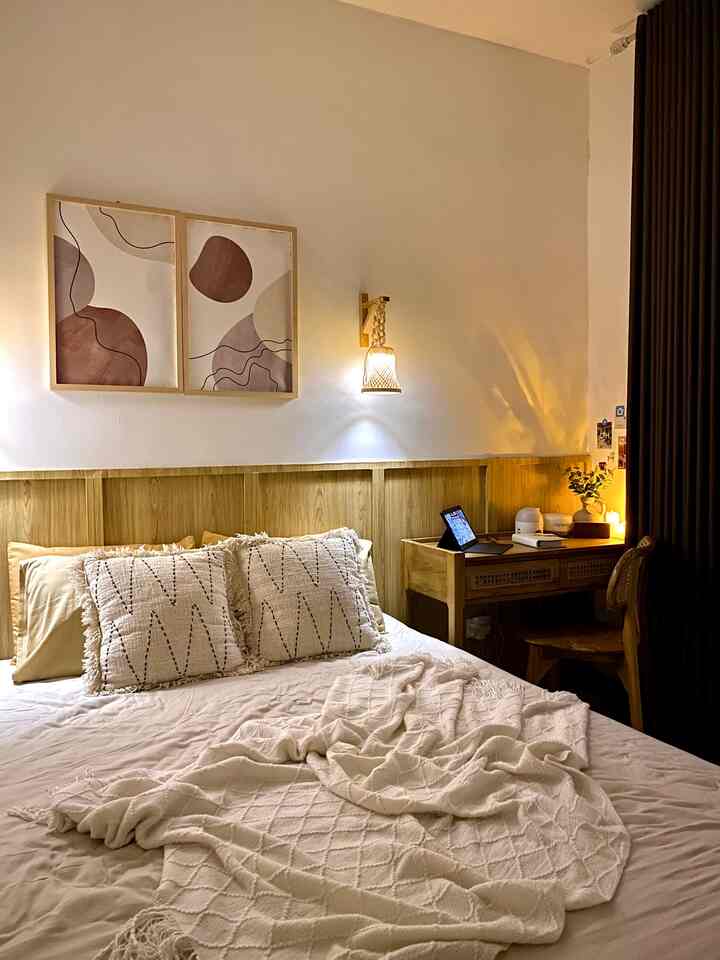 Night Vibes Kamar

Di kamar utama ini aku pakai tambahan lighting dengan cahaya berwarna warm, tujuannya agar kamar terasa hangat dan nyaman saat malam hari, sehingga memunculkan suasana yang tenang untuk tidur.

#KamarUtama
#NightVibesKamar
#MasterBedroom
#KamarMungil
#BedroomIdeas
#RumahCluster