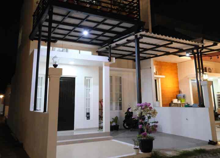 Style fasad di Damaruma menggunakan konsep minimalis, dengan desain fasad modern dan banyak menggunakan kaca baik jendela ventilasi maupun kaca mati.
Karena menggunakan desain minimalis pemilihan kaca dengan bingkai kecil menambah kesan manis pada fasad, untuk keramik teras dan carport kami memilih corak yang polos berserat.
Penambahan mini garden pada balkon rumah menambah kesan asri walaupun pada rumah dengan lahan terbatas

#InspirasiFasadRumah #FacadeIdeas #GayaFasad #BalconyHouse #BalconyGardenIdeas