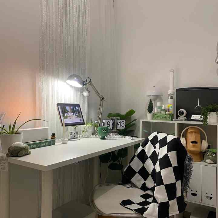 Pengaturan Meja Saat Ini 🌱

#Minimalis #HomeOffice #DeskSetUp #DeskStyling #Apartemen #DecorLowBudget
