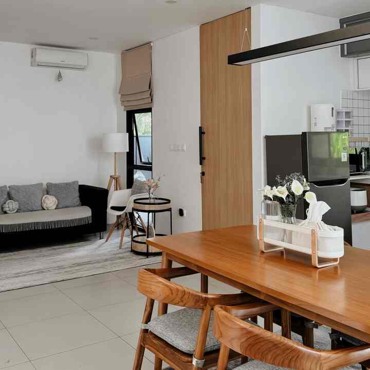 Open Space at Nurama House 🏠

Luas tanah rumah ini kecil cuma 75 m persegi, tp gimana caranya yaa supaya rumah ini ga sempit. Jadi nya kita memilih konsep open space/open plan. Rumah yang sebenarnya kecil jadi terasa luas, karna ga ada sekat yang membatasi. Furniture yang minim juga mendukung banget bikin rumah jadi terasa luas #RumahOpenSpace #RumahOpenPlan #NuramaHouse #RumahKecilTerasaBesar #InspirasiRumah #InspirasiRumahJapandiMinimalis #JapandiMinimalis