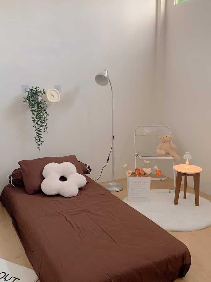 Bedroom reset ✨
Mengganti warna sprei dan dekorasi pada kamar dapat merubah suasana pada ruangan 😍 biasanya memakai sprei warna putih / cream dan ternyata pake warna coklat tua seperti ini cocok juga. Jangan lupa gunakan lampu tidur dan beri tanaman hijau. 
#roomdecor #kamarestetik #dekorasikamartidur #bedroomreset #roomdesign #inspirasikamartidur #kamaraesthetic #kamarkorea