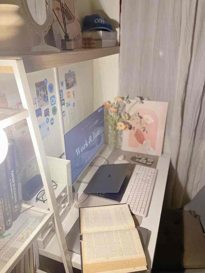 The atmosphere in the corner of the work room tonight...
Only installed 1 light, the result was a little dim. BTW, this month there are quite a lot of red dates, but this corner almost never has holidays hihi 🤍

#workspace
#aestheticworkspace
#minimalist
#workspace
#nightmode