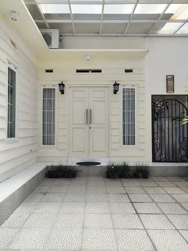 •Facade•

Kamu suka vibes yang mana, Siang atau Malam ?

#InspirasiFasadRumah #FacadeIdeas #GayaFasad #AmericanHouseFacade #AmericanHouseFacadeInspo