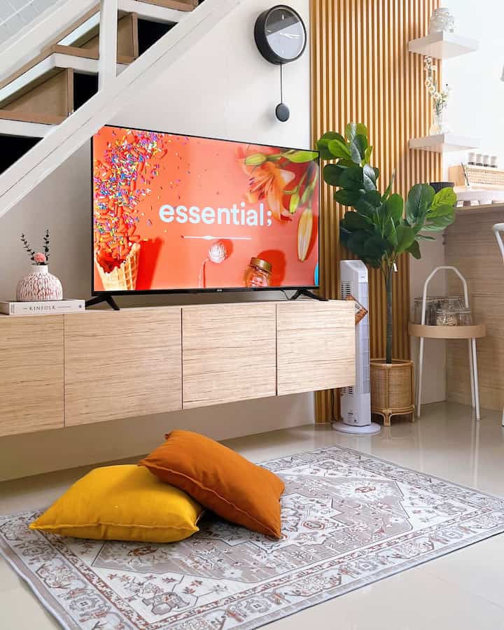 Ruang favorit ☺️

Ruangan ini adalah tempat keluarga berkumpul dan bersantai. Meski ukuran ruangannya tidak terlalu luas sehingga bisa menyatu dengan ruangan lain, namun tetap nyaman untuk kita sekeluarga 🫶🏻

#ruangtv #inspirasiruangtv #ruangkeluarga #dekorasirumah #homedecor #inspirasirumah #openspace