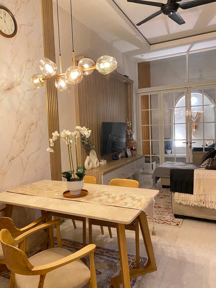 Menambah sentuhan sendu lampu gantung di ruang makan. Langsung merubah suasana ya. 
#diningroom
#inspirasidiningroom
#rumahminimalis
#iderumahminimalis
#lampugantung
#mejamakanmarmer
#ruangmakankeluarga