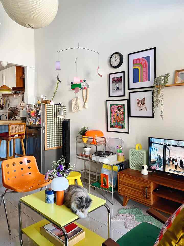 Chill in the sunny day of sunday 🐱✨🍃

Menghabiskan sisaan long weekend dengan di rumah saja. Kali ini menikmati suasana ruang tamu dengan suasana yang makin playful 😊

Suasana ruang tamu kami makin ceria berkat meja berwarna kuning lemon “BAGGBODA” dari IKEA 🍋

Dari varian warna putih atau kuning, akhirnya kami memilih menggunakan warna kuning karena meyakini kuning salah satu warna terang yang bisa menciptakan vibe cheerful ketika bersantai di ruang tamu 💛

#livingroom #livingroomstyling #livingroomdecor #ikea #artdeco #midcenturymodern #depok #rumahdeveloper #petparent

