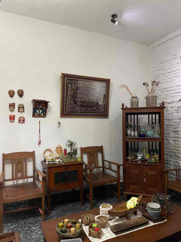 Pallete warna rumah oi ini tidak jauh dari coklat dan putih, namun agar menjadi ikonik depan rumah adalah joglo berwarna torquise 🩵💚
#etnichome
#etnik 
#rumahetnik
#Homecolorpallete
#rekomendasiinterior 